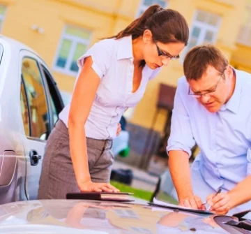 Two driver's writing a statement about the car accident.